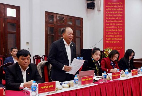 Quyền Trưởng Ban quản lý Làng Văn hóa - Du lịch các dân tộc Việt Nam Trịnh Ngọc Chung báo cáo với Đoàn công tác của Ủy ban Văn hóa, Giáo dục