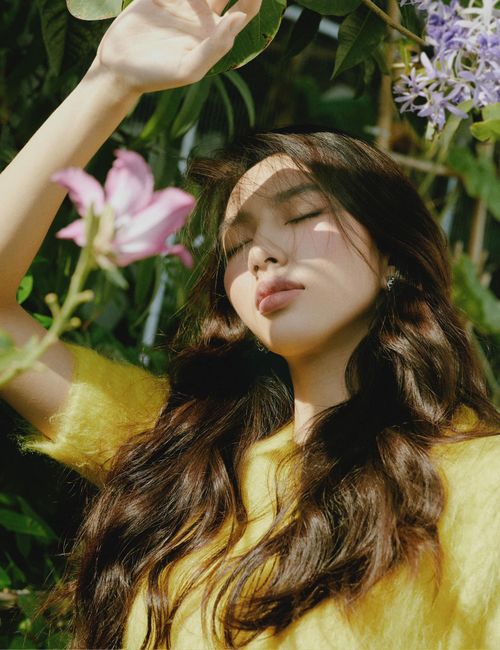 "Tiên hy vọng, dù có bận rộn cách mấy, mọi người hãy luôn biết dành thời gian cho bản thân, yêu thương lấy những điều dung dị xung quanh mình... Có những điều bình dị nhưng xinh đẹp đến thế...", Nguyễn Thúc Thùy Tiên chia sẻ.