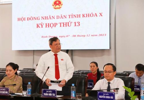  Một đại biểu chất vấn lãnh đạo các sở, ngành tại kỳ họp.