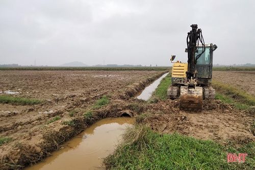 Máy móc được huy động để quy hoạch bờ vùng, bờ thửa ở xã Yên Hòa