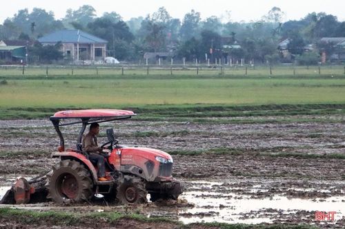 Máy cày hoạt động tối đa công suất trên đồng ruộng Cẩm Xuyên