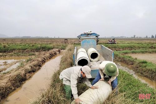 Thị trấn Cẩm Xuyên thi công đặt lu cống các tuyến kênh mương nội đồng để đảm bảo tưới tiêu.
