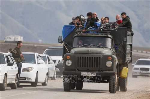 Người tị nạn Armenia rời khỏi Nagorny-Karabakh đi lánh nạn tới các thành phố của Armenia ngày 26/9/2023. Ảnh: AFP/TTXVN