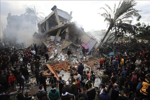 Một tòa nhà bị phá hủy sau cuộc không kích của Israel tại Dải Gaza ngày 14/12/2023. Ảnh: THX/TTXVN