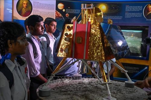 Học sinh tham quan mô hình tàu đổ bộ Chandrayaan-3 tại viện bảo tàng kỹ thuật ở Kolkata, Ấn Độ, ngày 23/8/2023. Ảnh: AFP/TTXVN