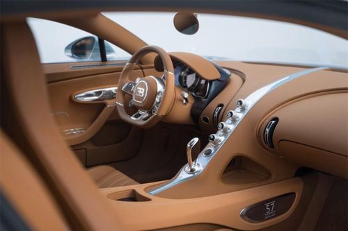 Chiếc Chiron Super Sport "57 One of One" sở hữu nội thất được bọc da cổ điển Gaucho màu nâu, đi kèm các chi tiết trang trí tương phản được mạ chrome sáng.