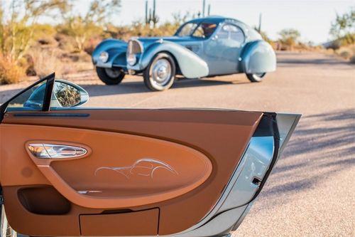 Bề mặt tapi cửa cũng được trang trí với hình ảnh của chiếc Bugatti Type 57 SC Atlantic.