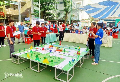Học sinh Trường THCS Lê Thánh Tông (xã Bảo Hòa, H.Xuân Lộc) cùng nhau trải nghiệm đam mê robotics tại trường. Ảnh: C.Nghĩa