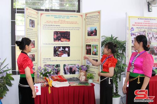 Học sinh Trường TH-THCS Chiềng Cọ, Thành phố với Dự án giữ gìn, phát huy nét đẹp trong đám cưới của đồng bào dân tộc Thái.