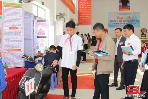 Ban giám khảo chấm thi các dự án tham gia cuộc thi.