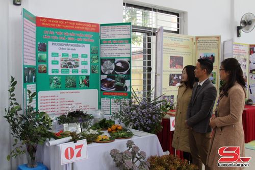 Đại biểu tham quan Dự án "Bột gội đầu thảo dược".