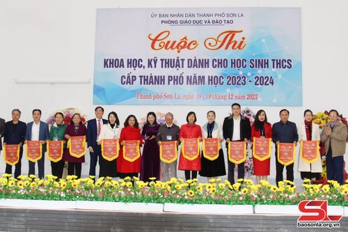 Lãnh đạo Phòng Giáo dục và Đào tạo trao cờ lưu niệm cho các đơn vị trường tham gia cuộc thi.