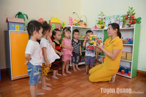 Dạy trẻ tại trường Mầm non Nông Tiến (TP Tuyên Quang).