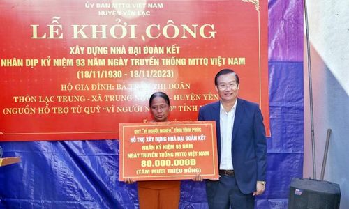 Chủ tịch Ủy ban MTTQ tỉnh Nguyễn Tuấn Khanh trao tiền hỗ trợ từ Quỹ vì người nghèo tỉnh tặng gia đình bà Trần Thị Doãn.