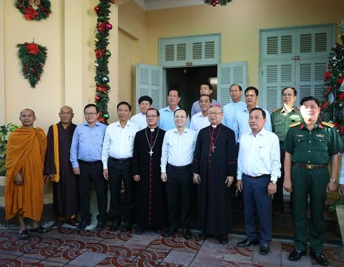 Ông Nguyễn Văn Hiếu cùng các thành viên đoàn chụp ảnh lưu niệm cùng các vị giám mục, linh mục tại Tòa Giám mục Cần Thơ. Ảnh Minh Trung