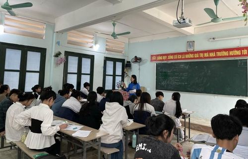 Cô trò Trường THPT Quan Sơn trong giờ học.