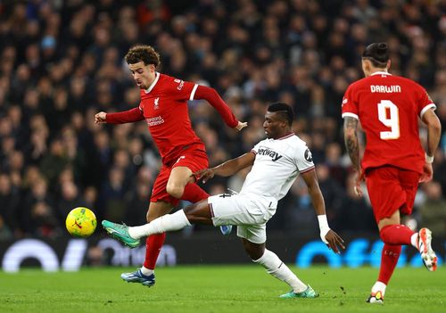 Liverpool áp đảo sau tiếng còi khai cuộc