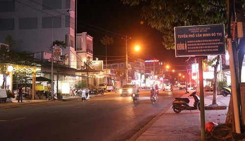 Ban quản lý công trình công cộng TP Cao Lãnh thực hiện giải pháp tắt xen kẽ hệ thống chiếu sáng công cộng trên tuyến đường Điện Biên Phủ, phường Mỹ Phú