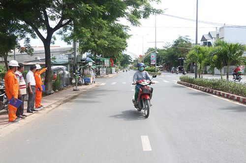 Ban quản lý chợ và Công trình công cộng TP Hồng Ngự phối hợp với Điện lực địa phương thực hiện kiểm tra, duy tu, duy trì hệ thống điện chiếu sáng công cộng trên địa bàn thành phố