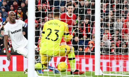 Curtis Jones nhân đôi cách biệt cho Liverpool.