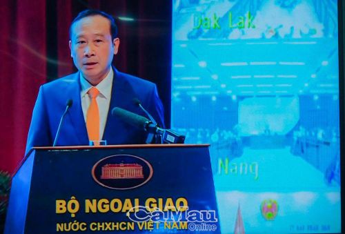 Đại sứ Việt Nam tại Bỉ và EU Nguyễn Văn Thảo phát biểu tham luận: “Các tiêu chuẩn, quy định mới của Liên minh châu Âu về thương mại, đầu tư quốc tế; cơ hội và thách thức cho xuất khẩu Việt Nam”.
