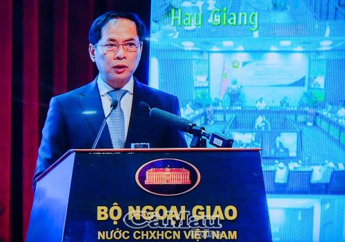 Bộ trưởng Bộ Ngoại giao Bùi Thanh Sơn báo cáo kết quả nổi bật trong công tác ngoại giao nửa nhiệm kỳ qua.