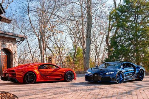 Dù dòng Bugatti Chiron đã ngừng sản xuất nhưng điều đó không ngăn cản Bugatti tiếp tục khoe những chiếc xe còn lại đã và đang hoàn thiện cho khách cọc. Những chiếc xe mới nhất được hãng giới thiệu là một cặp Bugatti Chiron Super Sport đặc biệt.