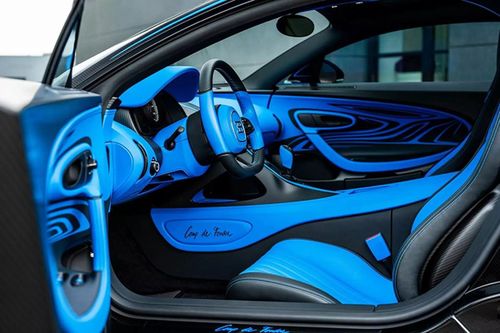 Bugatti gọi họa tiết phức tạp được áp dụng cho cả hai chiếc Chrions này là hiệu ứng 'Vague de Lumìere' vì cách nó mô phỏng sự phản chiếu ánh sáng.