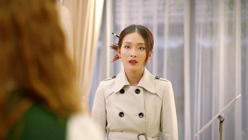 Khả Ngân trong phim 'Gia đình mình vui bất thình lình'.