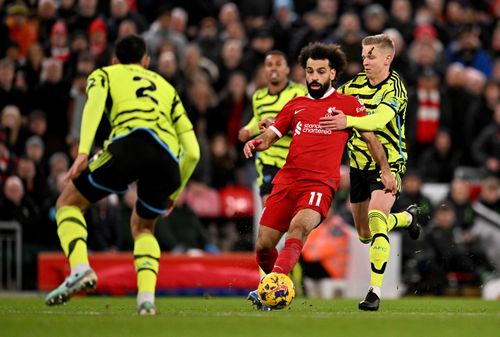 Zinchenko không cản nổi Salah trong trận đấu tại Anfield mới đây.