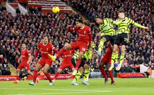 Gabriel Magalhaes mở tỉ số cho đội khách Arsenal nhờ cú đánh đầu ngay phút thứ 4 của trận đấu. 