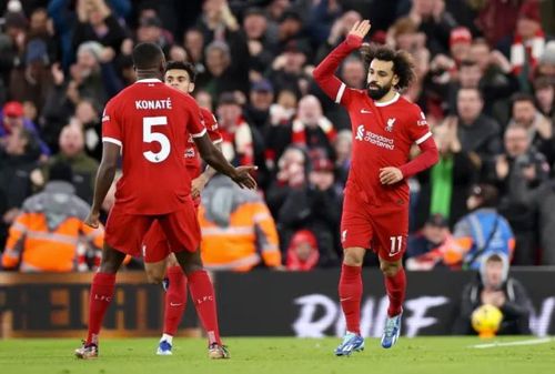 Chân sút người Ai Cập chia vui cùng đồng đội trong trận ‘đại chiến’ trên sân Anfield. 