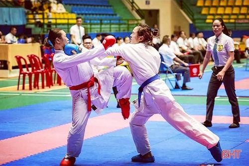 Trần Thị Quỳnh Anh (đai xanh) đã giành được nhiều danh hiệu trong nước và khu vực.