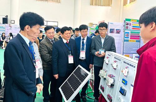 Đại biểu tham quan các dự án tham dự cuộc thi