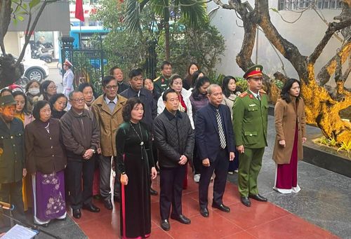 Cán bộ và các tầng lớp Nhân dân phường Khâm Thiên dâng hương tại Đài tưởng niệm Khâm Thiên.