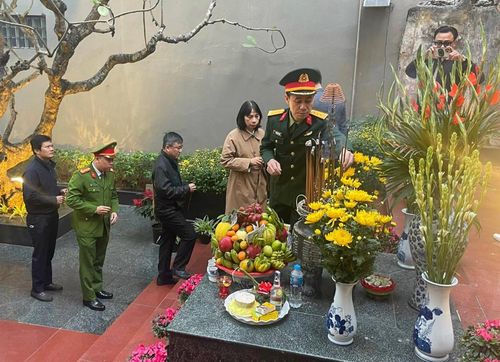 Đại diện lực lượng Công an, Quân đội quận dâng hương tại Đài tưởng niệm Khâm Thiên.