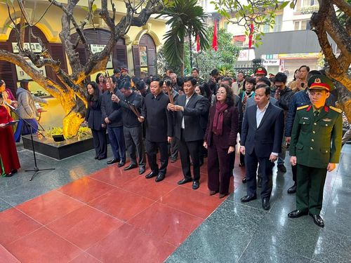 Đoàn cán bộ lãnh đạo quận Đống Đa dâng hương tại Đài tưởng niệm Khâm Thiên.