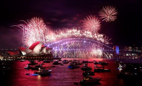Sydney, Australia: Trải nghiệm những màn trình diễn pháo hoa nổi tiếng thế giới trên cầu cảng Sydney (Sydney Harbour Bridge) và nhà hát con sò Opera Sydney (Sydney Opera House) cùng các sự kiện và bữa tiệc phù hợp với gia đình.