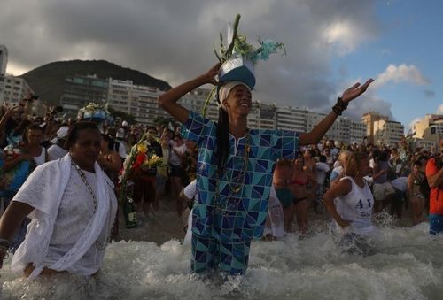 Rio de Janeiro, Brazil: Đắm mình vào bầu không khí sôi động của bãi biển Copacabana, những giai điệu samba rộn ràng và những màn trình diễn pháo hoa ngoạn mục.