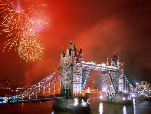 London, Anh Quốc: Du khách có thể nhìn ngắm bầu trời đêm tại Anh được thắp sáng bởi pháo hoa rực rỡ dọc theo sông Thames hoặc lựa chọn tham gia một trong số rất nhiều sự kiện cuối năm, các chương trình tiệc tổ chức trên tàu.