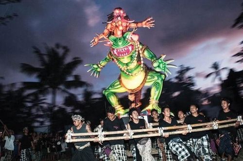 Bali, Indonesia: Chào đón năm mới trên bãi biển với vô vàn các lễ hội pháo hoa và những màn biểu diễn nghệ thuật truyền thống của người Bali.