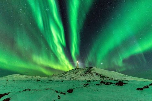 Reykjavik, Iceland: Du khách hãy tham gia cùng những người bản địa vào lễ hội đốt lửa Bonfire và nhìn ngắm những màn trình diễn pháo hoa trên khung cảnh đầy tuyết, với cơ hội ngắm được hiện tượng cực quang huyền ảo giữa đêm đen.