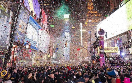 Thành phố New York, Mỹ: Du khách có thể hòa mình cùng đám đông tại Quảng trường Thời Đại (Times Square) để chứng kiến nghi thức quả cầu rơi truyền thống đếm ngược những giây phút cuối cùng của năm cũ trên nóc tòa nhà One Times Square hoặc lựa chọn tham gia vào vô vàn những bữa tiệc và các buổi hòa nhạc trên khắp thành phố.