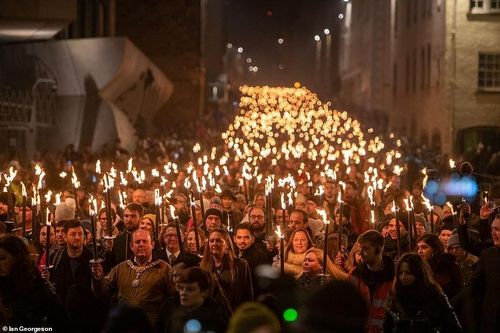 Edinburgh, Scotland: Tham gia vào lễ hội Hogmanay lịch sử với lễ rước đuốc, buổi hòa nhạc và lễ hội truyền thống độc đáo Loony Dook (mặc trang phục thú vị, nhiều màu sắc vào ngày đầu năm và hòa mình trên dòng sông Firth of Forth lạnh giá để mừng năm mới).
