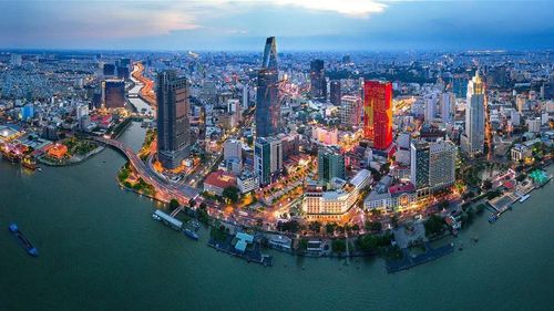Thành phố Hồ Chí Minh, Việt Nam: Hòa mình vào bầu không khí lễ hội với những màn trình diễn pháo hoa trên sông Sài Gòn và cuộc sống nhộn nhịp về đêm tại Khu vực Quận 1.