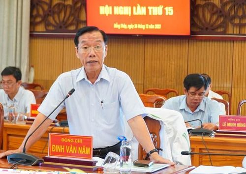 Đồng chí Đinh Văn Năm - Tỉnh ủy viên, Phó trưởng Ban Thường trực Ban Tuyên giáo Tỉnh ủy phát biểu ý kiến tại hội nghị