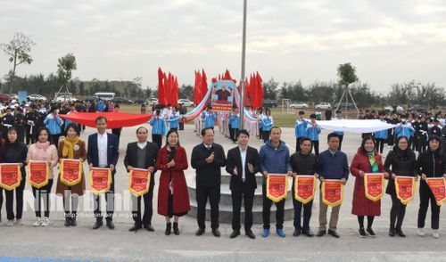Ban tổ chức tặng hoa và cờ lưu niệm cho các đoàn tuyển.