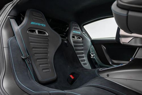 Tấm che khoang động cơ bằng sợi carbon có thể tháo rời được, tích hợp công nghệ thiết kế khe gió NACA đặc trưng của ngành hàng không. Hệ thống treo có 3 chế độ tùy chỉnh là Comfort, Sport hoặc Sport +.