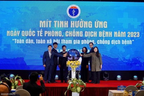 Thứ trưởng Bộ Y tế Nguyễn Thị Liên Hương và Thứ trưởng Bộ Ngoại giao Đỗ Hùng Việt cùng các đại biểu ấn nút hưởng ứng Ngày quốc tế phòng chống dịch bệnh 2023. (Ảnh: Tuấn Việt)