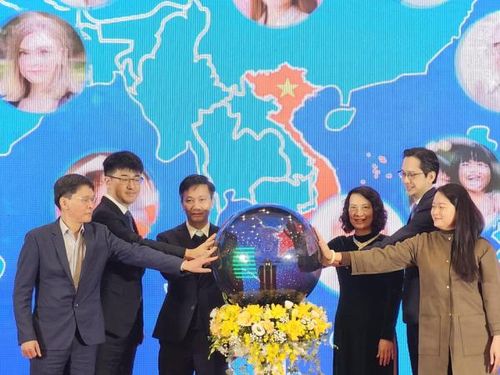 Các đại biểu ấn nút hưởng ứng Ngày Quốc tế phòng chống dịch bệnh.